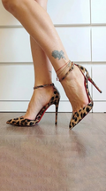 DECOLLETÉ CON ESTAMPADO ANIMAL Y DETALLES ROJOS